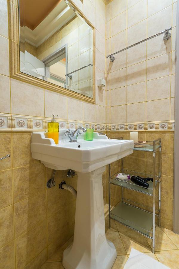 Family House Next To Acropolis Bed & Breakfast Athena Bagian luar foto